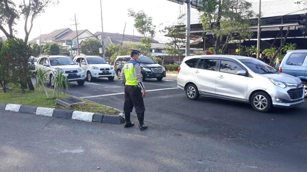 Antisipasi Kemacetan, Polsek Asemrowo Atur Lalu Lintas Pagi Rutin