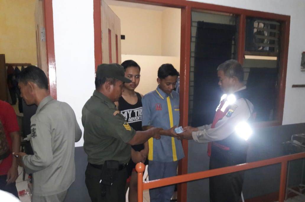 Babinkamtibmas Kenjeran Bersama Kelurahan Gelar Operasi Yustisi di Kos-kosan