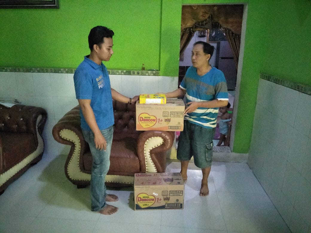 Kapolres Tanjung Perak Beri Bantuan Susu Formula Bayi