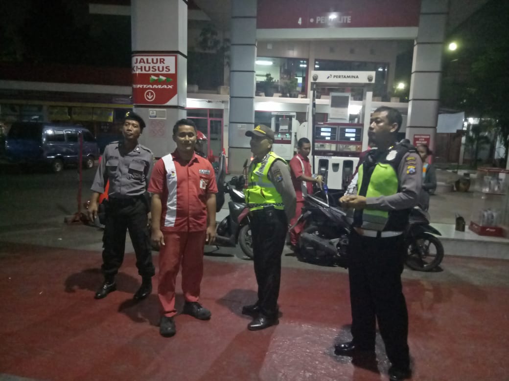 Polsek Semampir Patroli SPBU, Titip Pesan Tingkatkan Kewaspadaan di Malam Hari