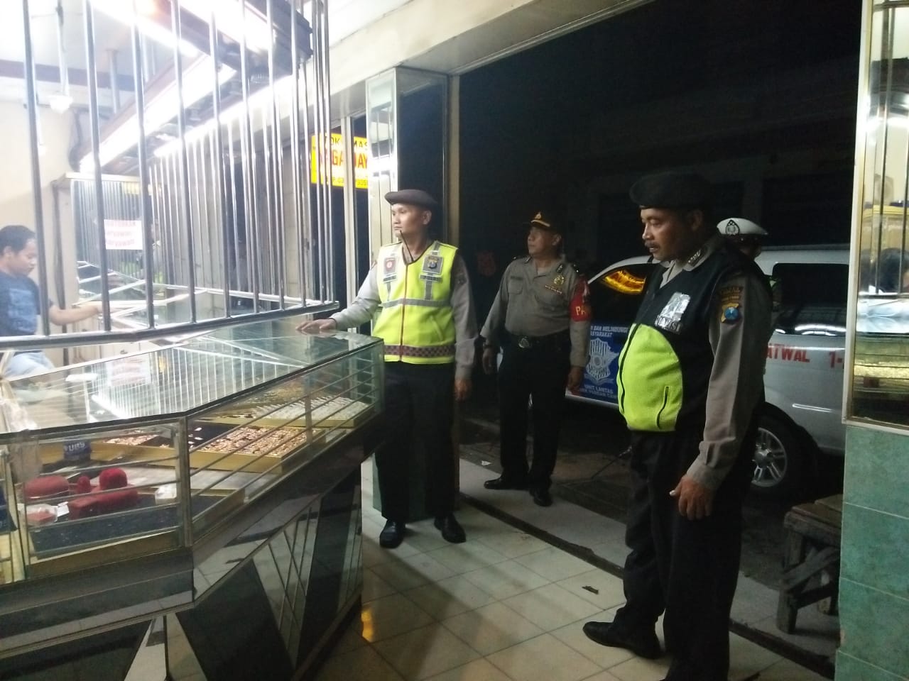 Patroli Malam di Toko Emas, Polsek Pabean Cantikan Sampaikan Pesan Waspada Pencurian