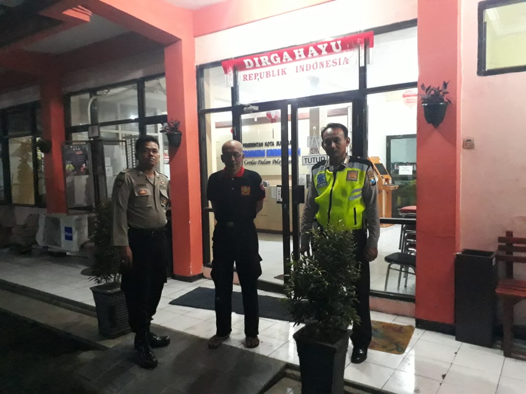 Polsek Krembangan Lakukan Pengamanan Logistik Pemilu di Kantor Kecamatan