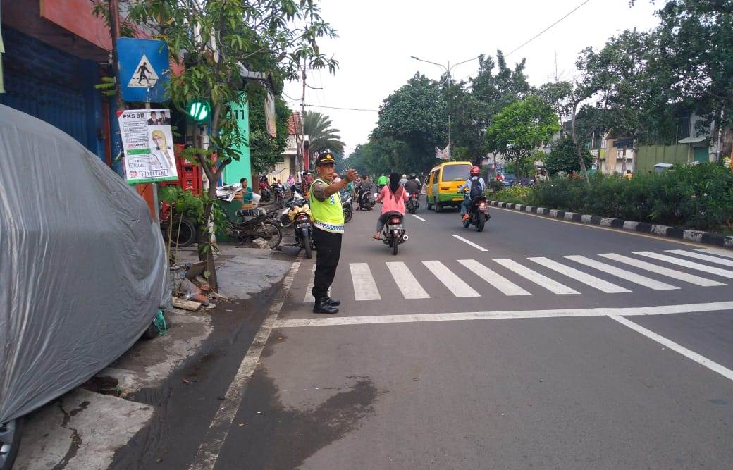 Polsek Semampir Laksanakan Pengaturan Rutin Bantu Keberangkatan Anak Sekolah