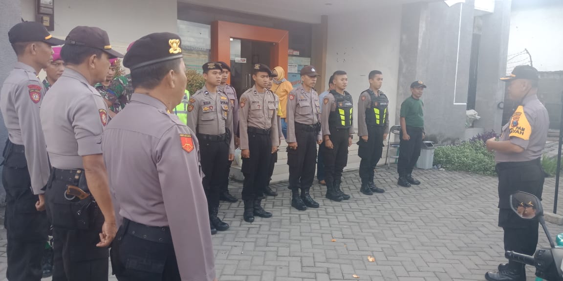 Kapolsek Asemrowo Sampaikan Arahan Kepada Petugas Jaga PPK