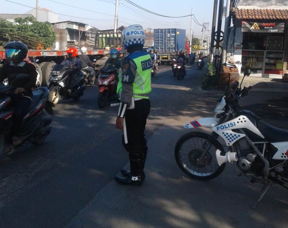 Satlantas Polres Tanjung Perak Gelar Pengaturan Pagi, Beri Pelayanan Masyarakat
