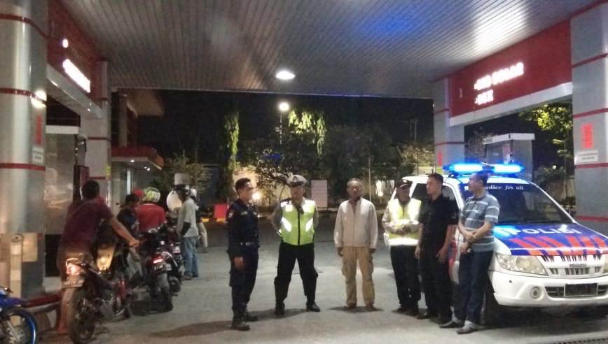 Patroli Malam SPBU, Polsek Asemrowo Sampaikan Himbauan Waspada 3C & Uang Palsu