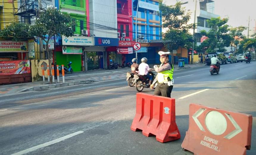 Satlantas Polres Tanjung Perak Gelar Pengaturan Pagi, Berikan Pelayanan Masyarakat