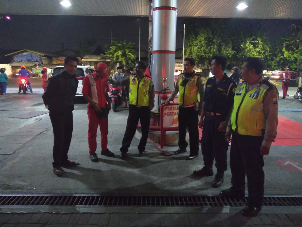 Polsek Asemrowo Patroli Malam Antisipasi Kriminalitas di SPBU
