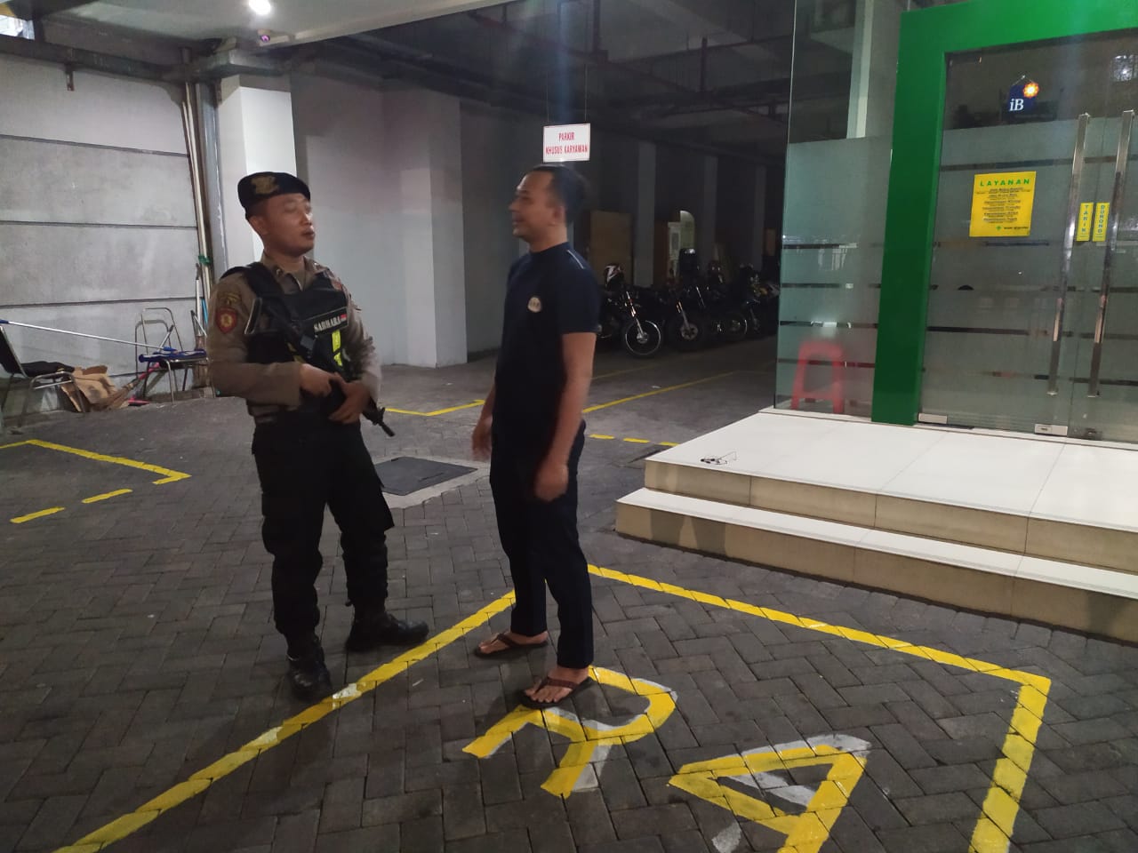 Satsabhara Polres Tanjung Perak Pantau Keamanan di Kantor Bank Lewat Kegiatan Patroli