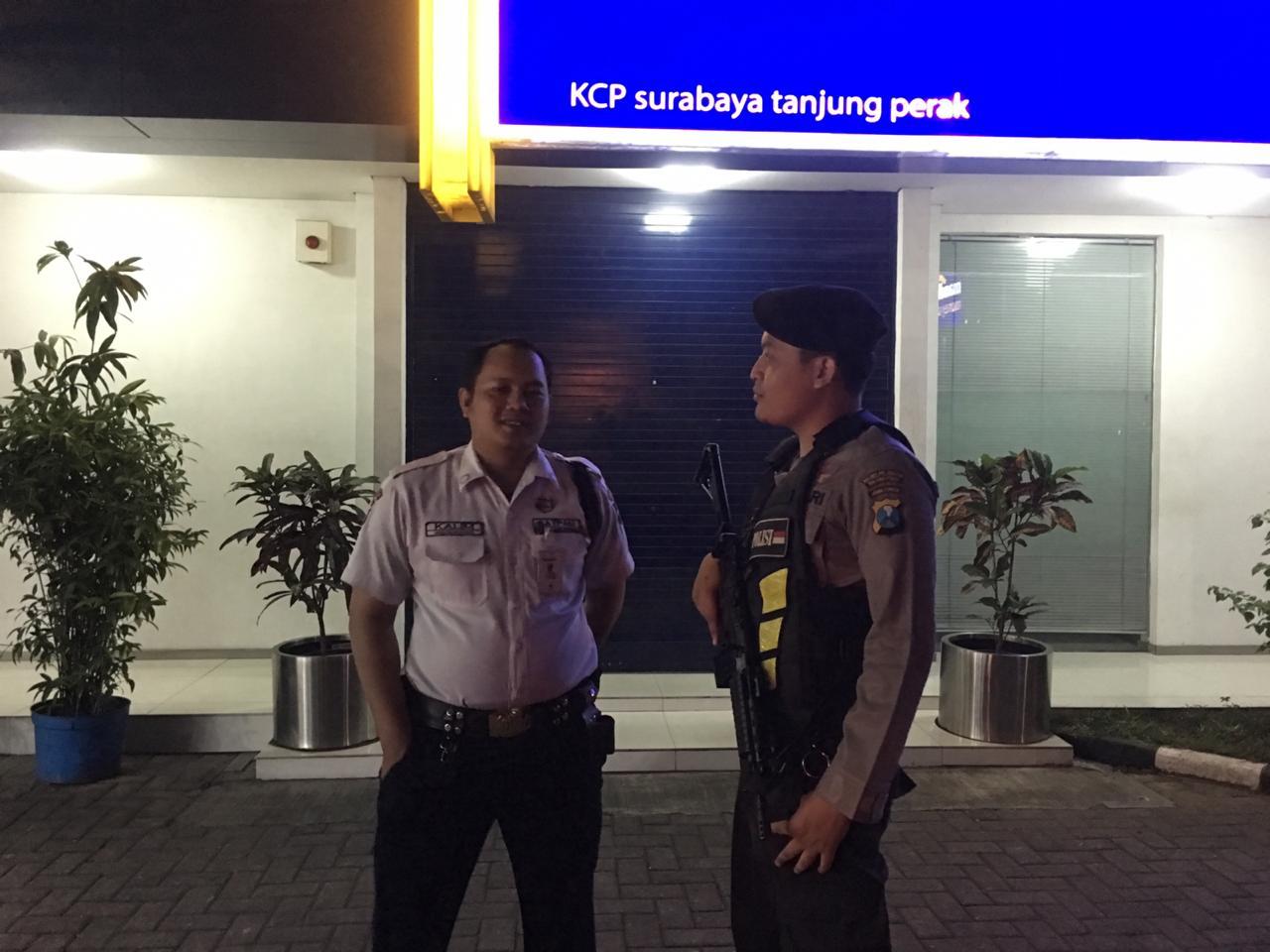 Satsabhara Polres Tanjung Perak Pantau Keamanan di Kantor Bank Melalui Patroli Rutin