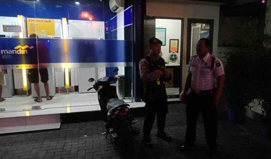 Satsabhara Polres Tanjung Perak Lakukan Patroli Malam di Bank Mandiri