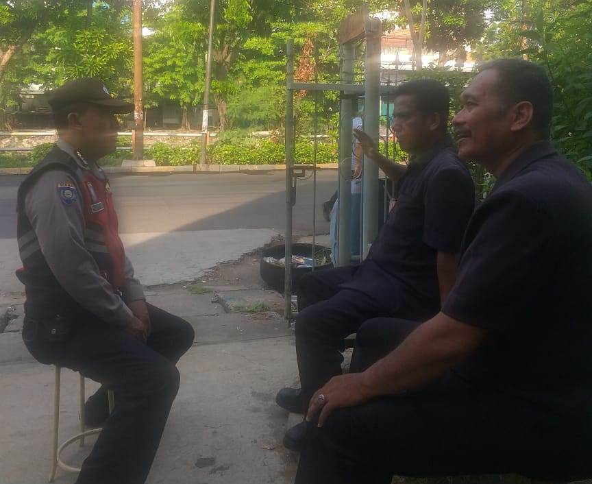 Babinkamtibmas Bongkaran Sampaikan Pesan Kamtibmas Ke Sekuriti Gereja