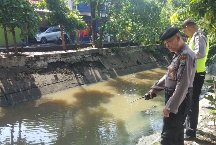 Polsek Semampir Lakukan Pengecekan Debit Air Sungai Pegirian, Antisipasi Potensi Banjir