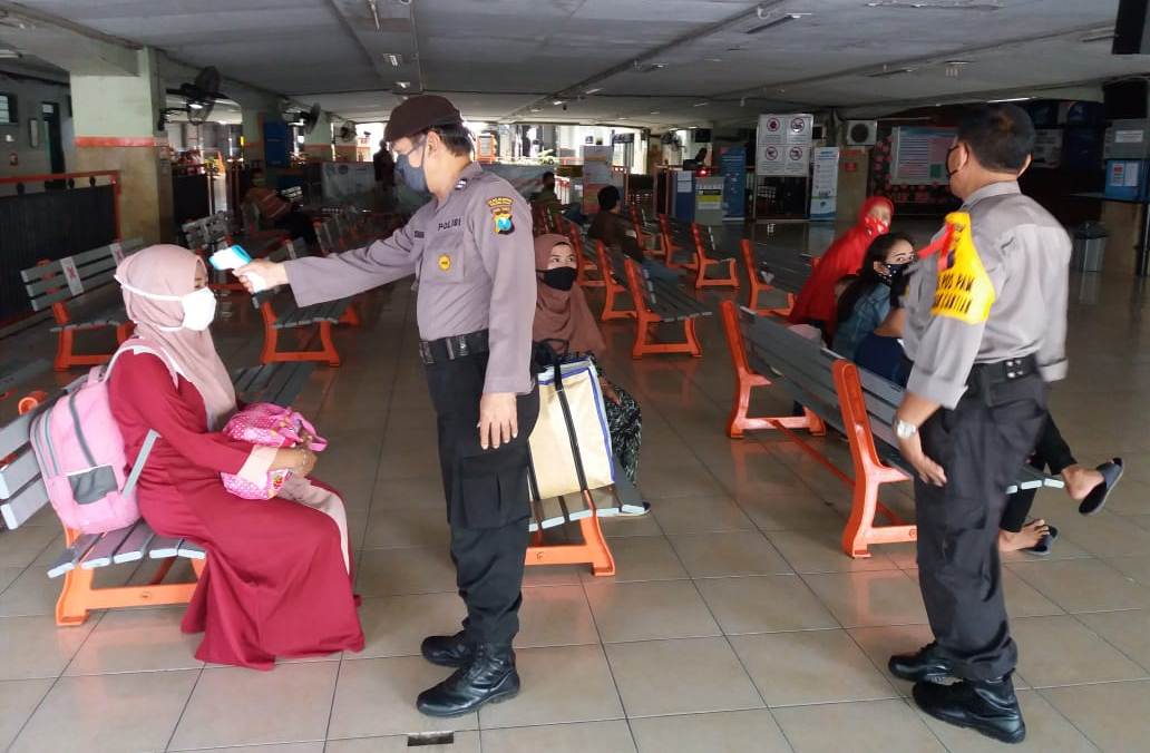 Polsek Pabean Cantikan Gelar Pengecekan Suhu Badan Penumpang Kereta Api