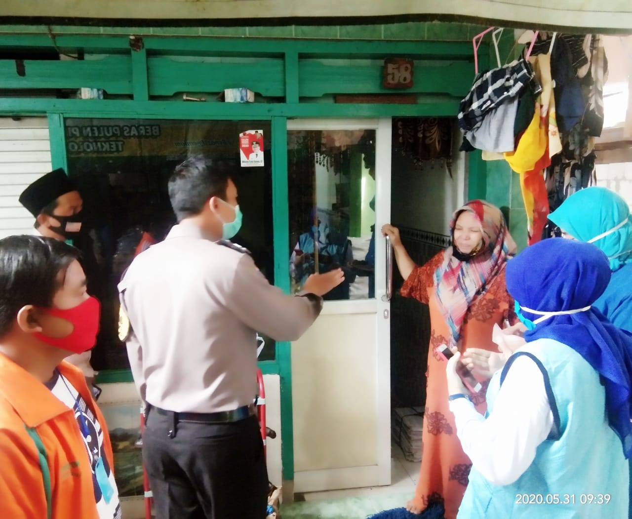 Babinkamtibmas Asemrowo Sosialisasikan Pelaksanaan Rapid Test Ke Warga