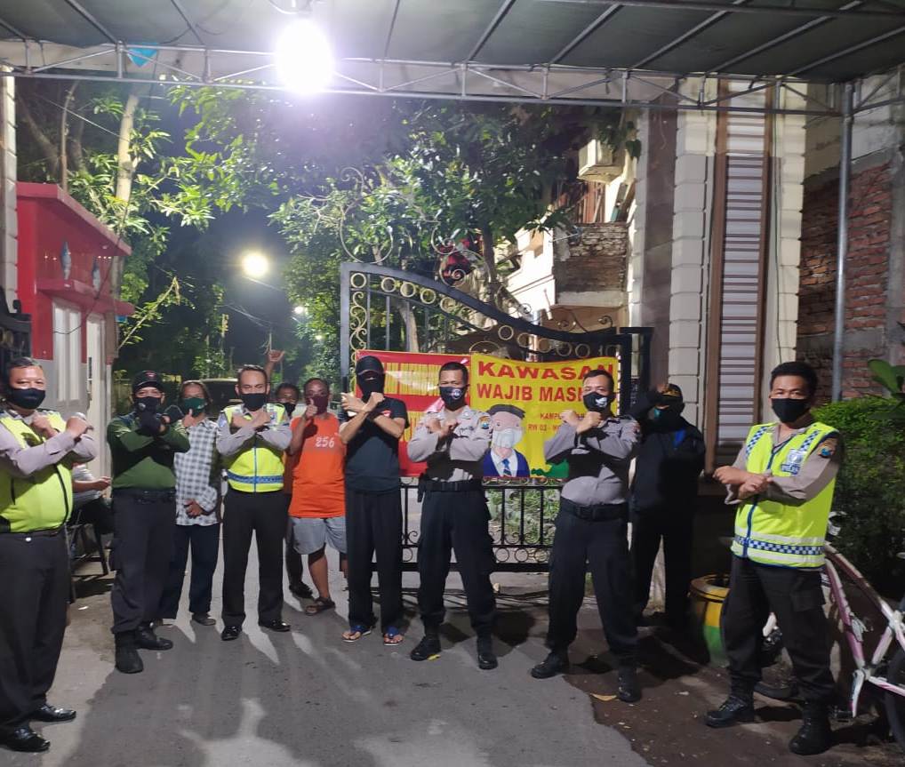 Personil Polsek Krembangan Gelar Patroli Malam di Kampung Tangguh
