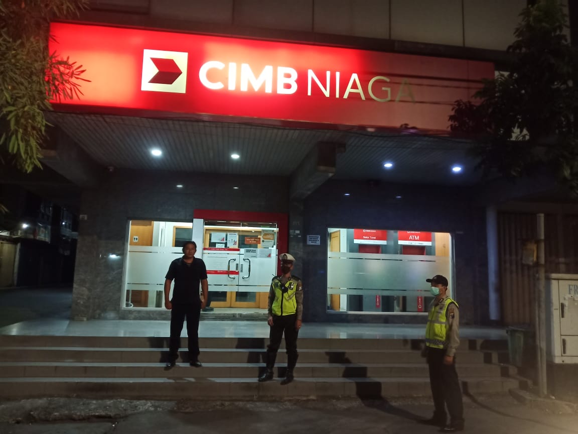 Pantau Keamanan Kantor Bank, Polsek Pabean Cantikan Gelar Patroli Malam