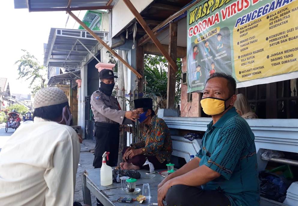 Babinkamtibmas Pegirian Sampaikan Himbauan Penggunaan Masker