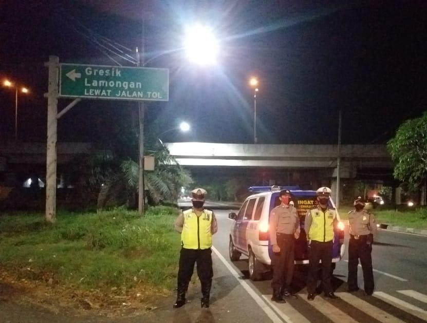 Ciptakan Rasa Aman, Polsek Asemrowo Lakukan Patroli Mobile di Malam Hari