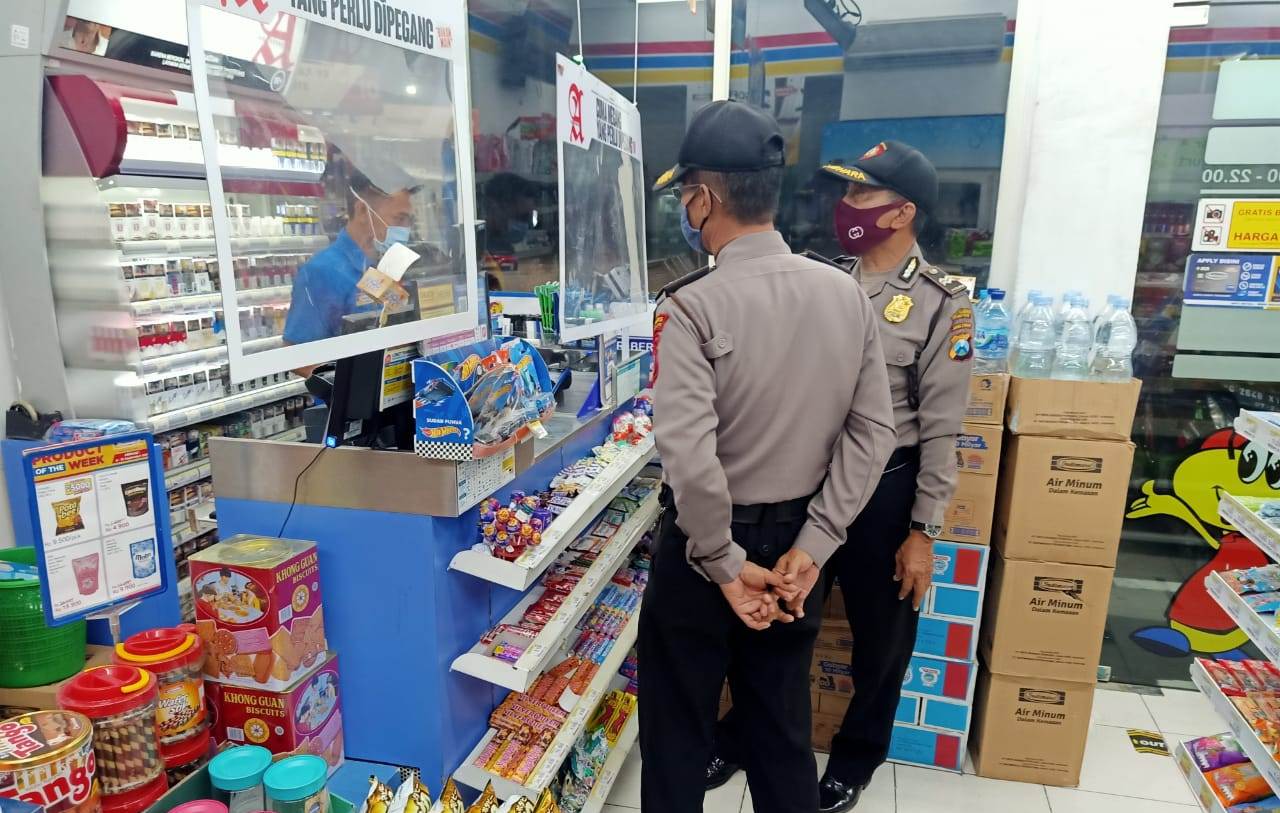 Polsek Asemrowo Sambang Mini Market, Sampaikan Himbauan Waspada Uang Palsu