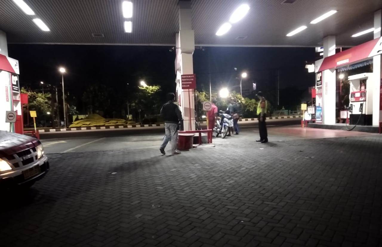 Polsek Pabean Cantikan Lakukan Patroli Malam di SPBU, Ingatkan  Pengunjung Agar Selalu Pakai Masker