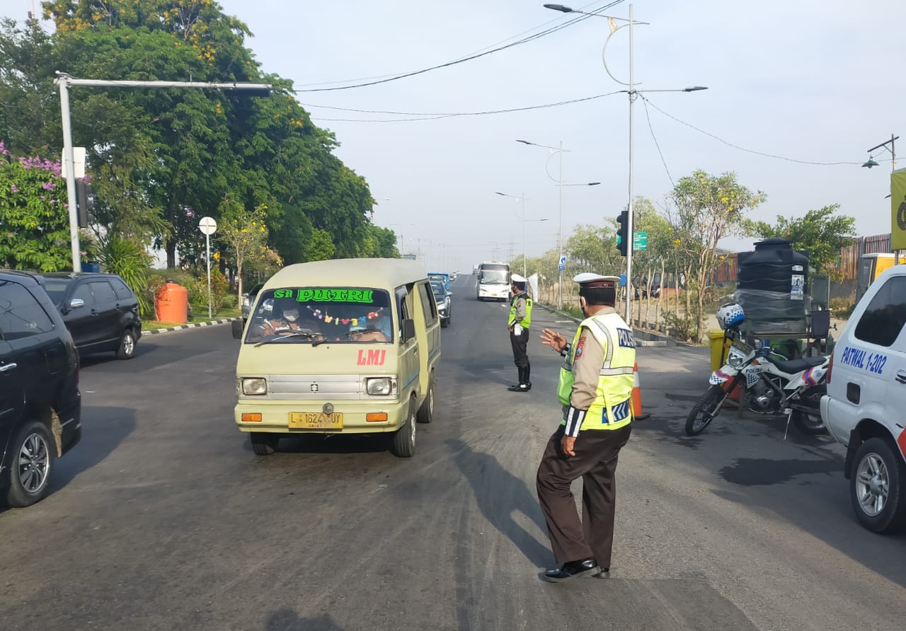 Unit Lantas Polsek Asemrowo Lakukan Pengaturan Pagi Cegah Kemacetan di Jalan Dupak Rukun