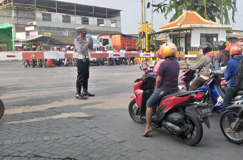 Panit Lantas Polsek Asemrowo Sosialisasikan Tertib Berlalu Lintas