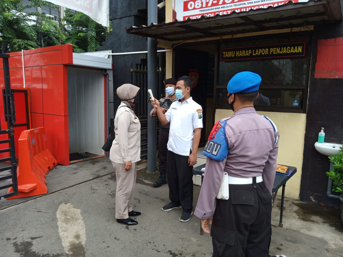 Urkes Bag Sumda Polres Tanjung Perak Lakukan Pengecekan Suhu Badan di Gerbang Mako