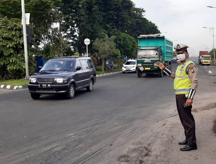Unit Lantas Polsek Asemrowo Laksanakan Pengaturan Pagi Cegah Kemacetan
