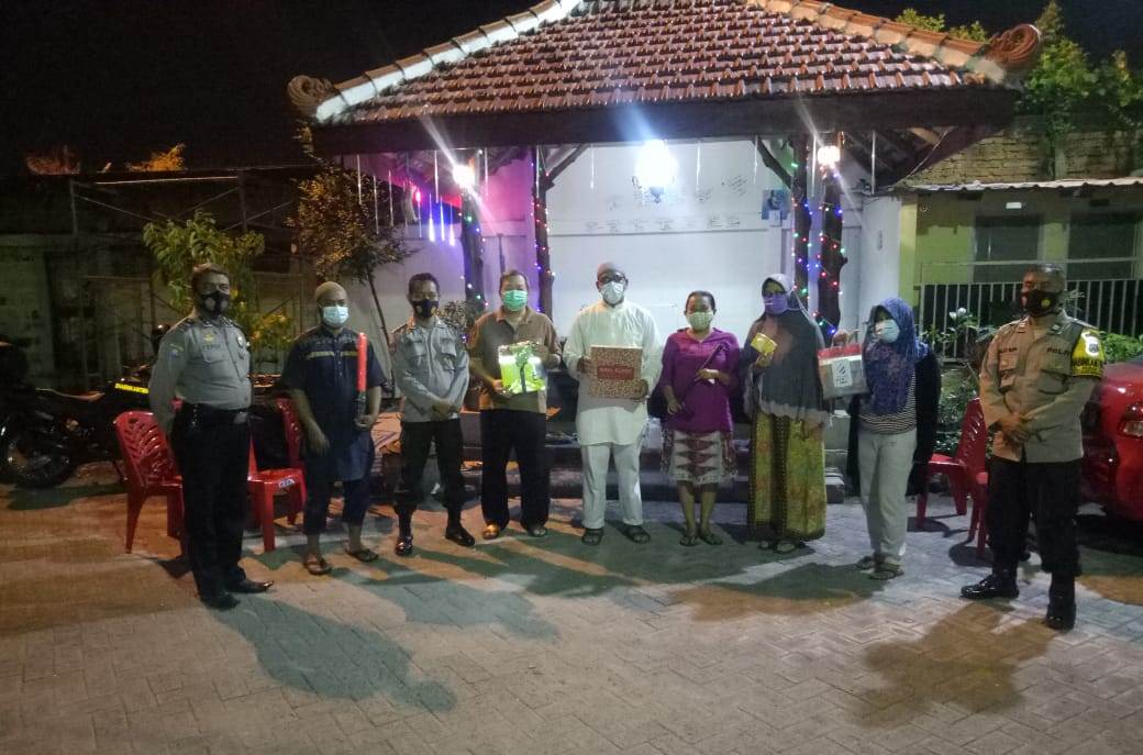 Babinkamtibmas Perak Barat Dampingi Anggota Satbinmas Polres Tanjung Perak Berikan Bantuan Sarkon