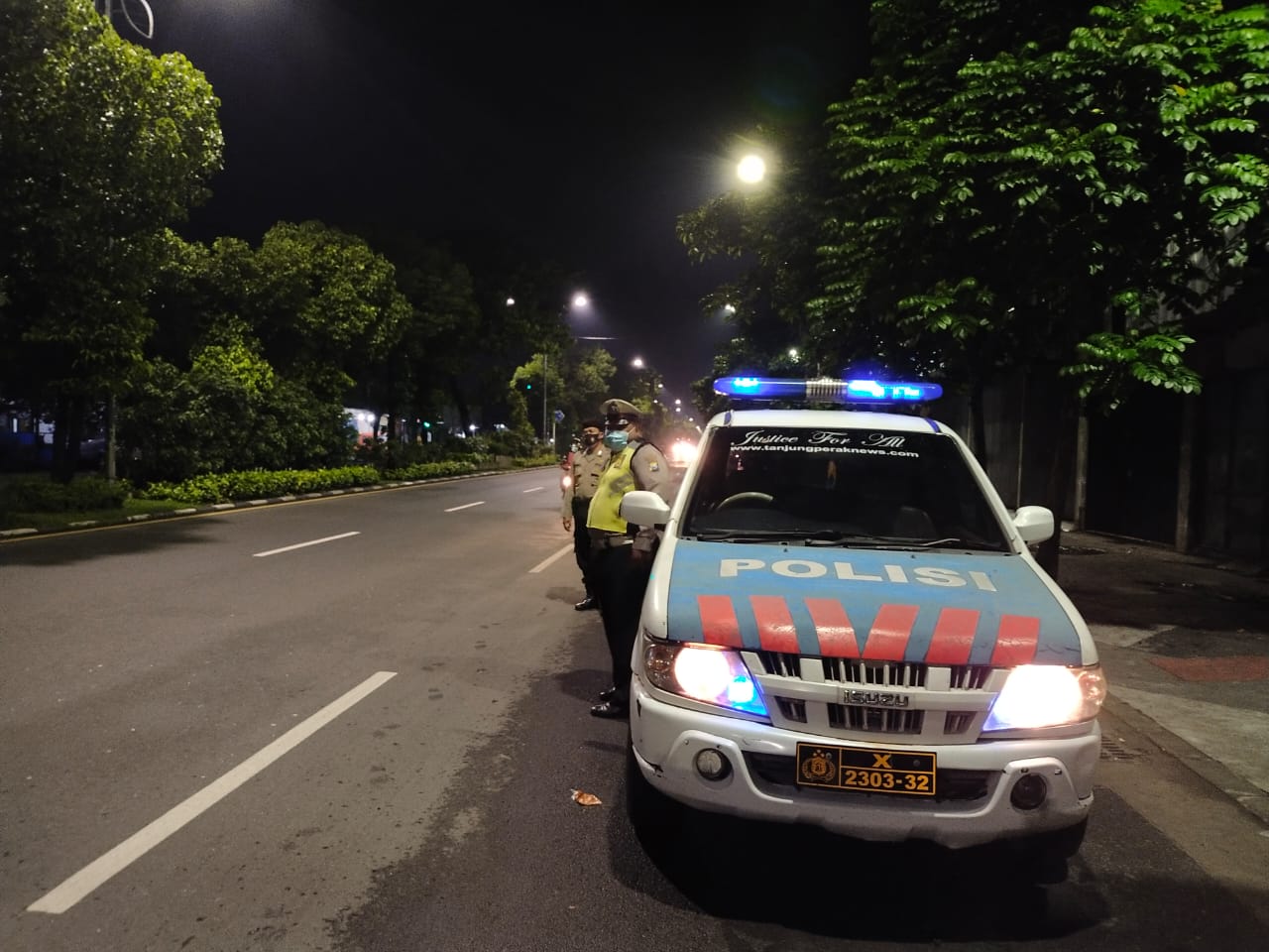 Polsek Krembangan Lakukan Patroli Mobile di Malam Hari, Antisipasi Tindak Kriminalitas Jalanan