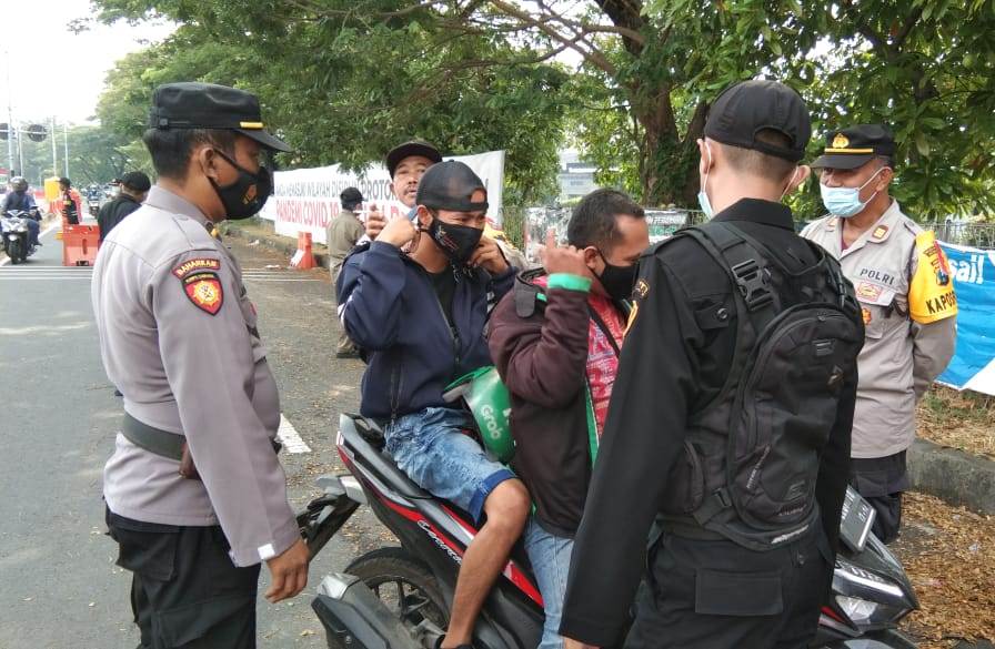 Wakapolsek Kenjeran Pimpin Penyekatan Kendaraan Roda Dua di Akses Tol Suramadu
