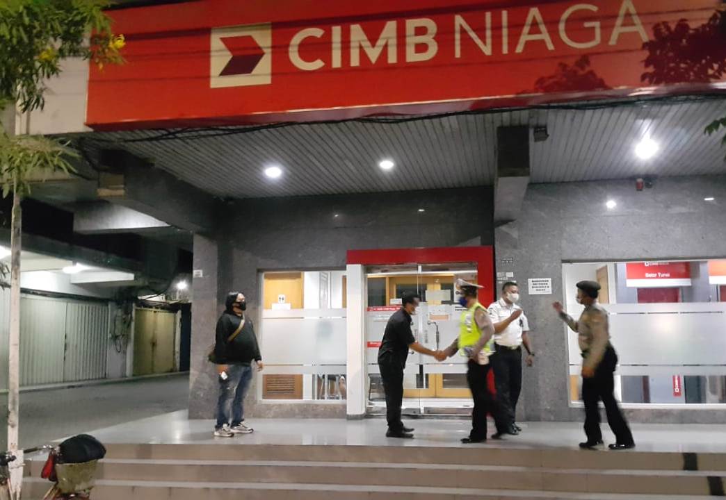 Polsek Pabean Cantikan Gelar Patroli Malam di Kantor Bank, Titip Pesan Waspada Orang Tak Dikenal