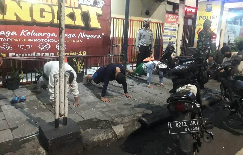 Polsek Semampir Bersama Instansi Samping Gelar Operasi Penertiban Masker di Depan Mako