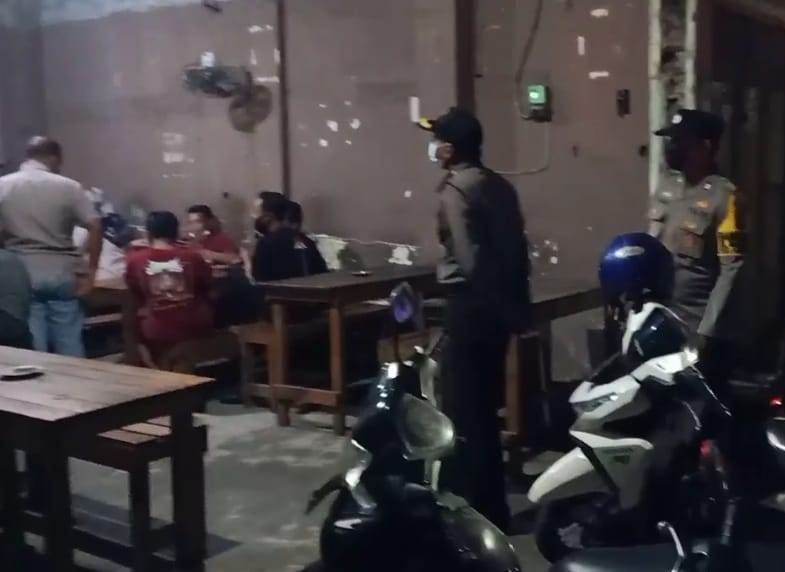 Polsek Asemrowo Lakukan Operasi Pemberlakuan Jam Malam di Warkop-Warkop Bareng Linmas