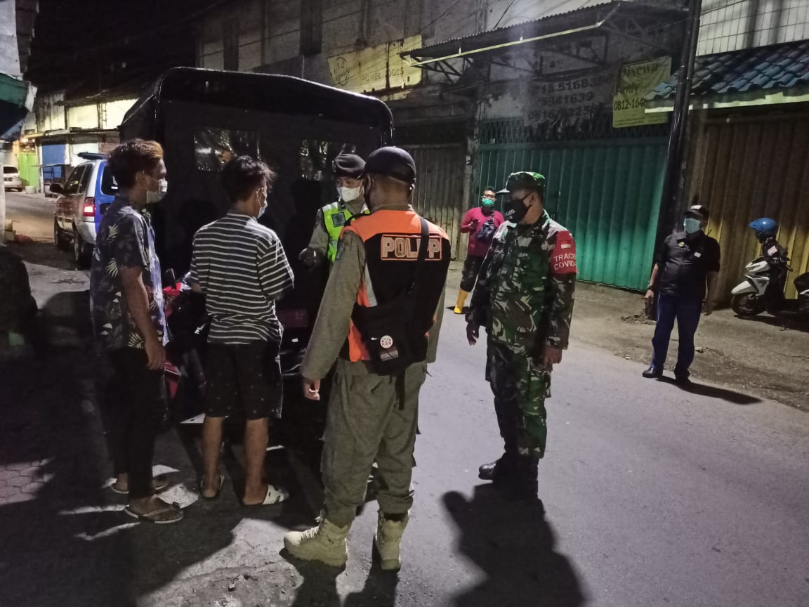 Polsek Pabean Cantikan Bersama Instansi Samping Gelar Operasi Penertiban Masker di Jalan Kalimati Wetan