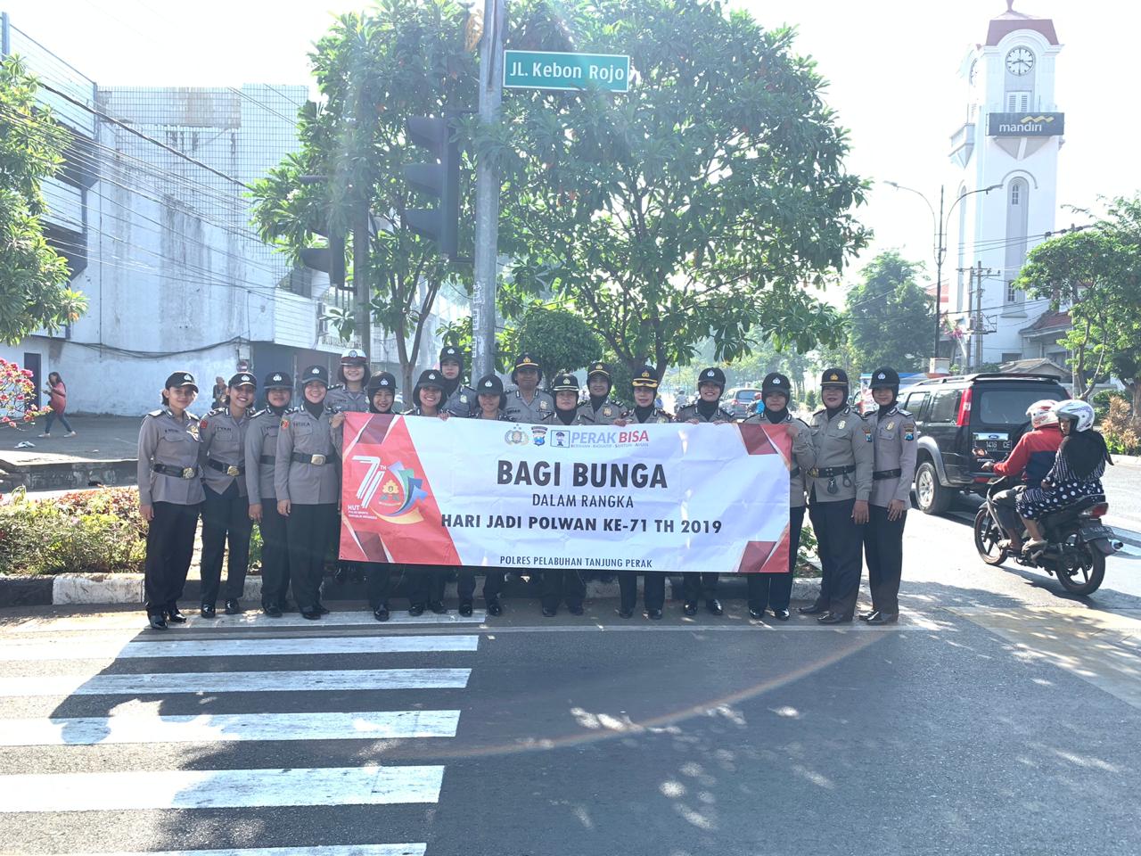Polwan Polres Tanjung Perak Bagi-Bagi Bunga Ke Pengendara Sepeda Motor