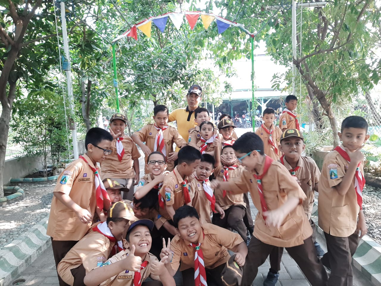 Satsabhara Polres Tanjung Perak Berikan Pelatihan Baris Berbaris Ke Pelajar SD Al Irsyad