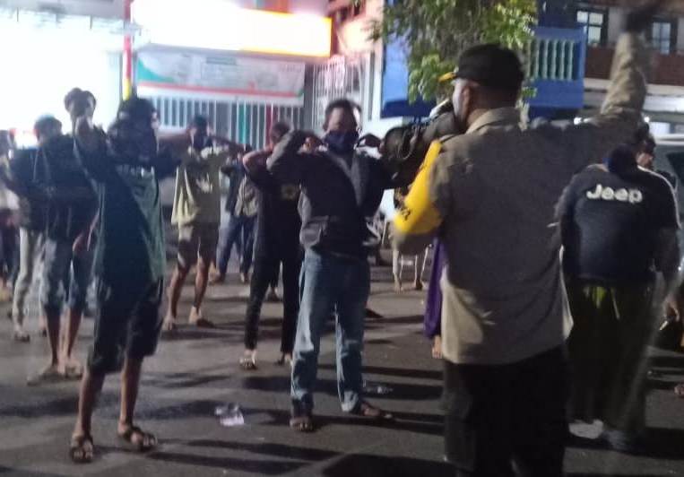 Wakapolres Tanjung Perak Pimpin Patroli Skala Besar And Pembagian Masker