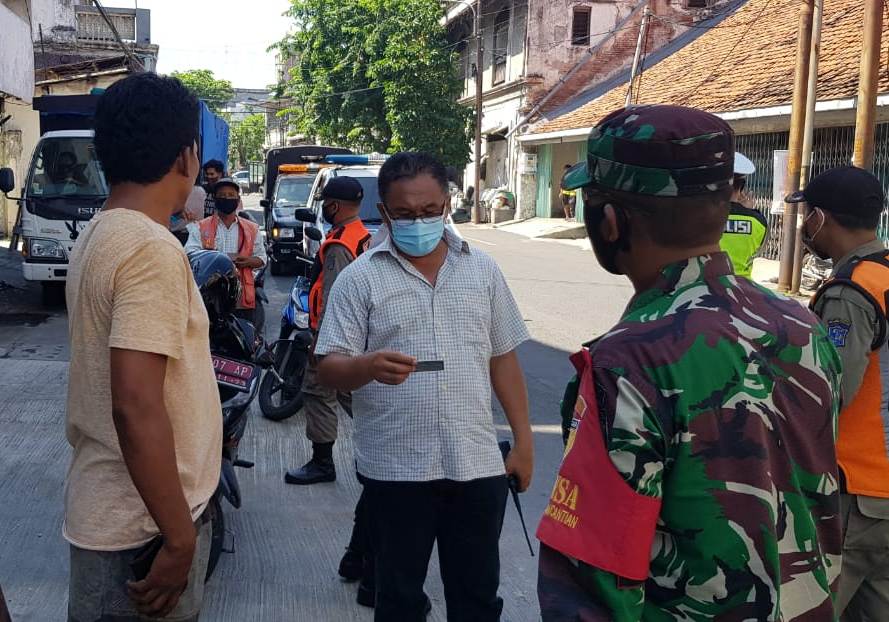 Polsek Pabean Cantikan Lakukan Operasi Penertiban Masker di Jalan Slompretan Bersama Satpol PP & Koramil