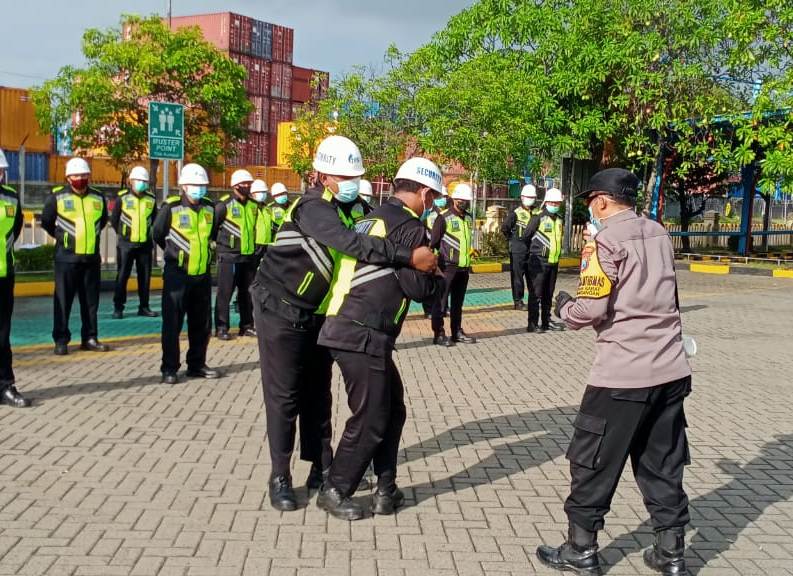 Babinkamtibmas Perak Barat Berikan Pelatihan Teknik Beladiri Untuk Petugas Sekuriti PT TPS