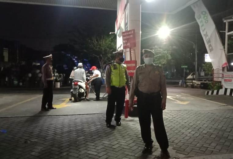 Personil Polsek Pabean Cantikan Sambang SPBU Lakukan Patroli Malam Antisipasi 3C
