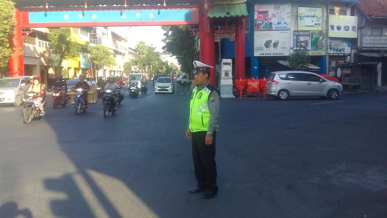 Unit Lantas Polsek Pabean Cantikan Laksanakan Pengaturan Pagi Antisipasi Kemacetan