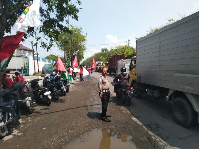 Cegah Macet di Lokasi Demo, Satlantas Polres Tanjung Perak Laksanakan Pengaturan