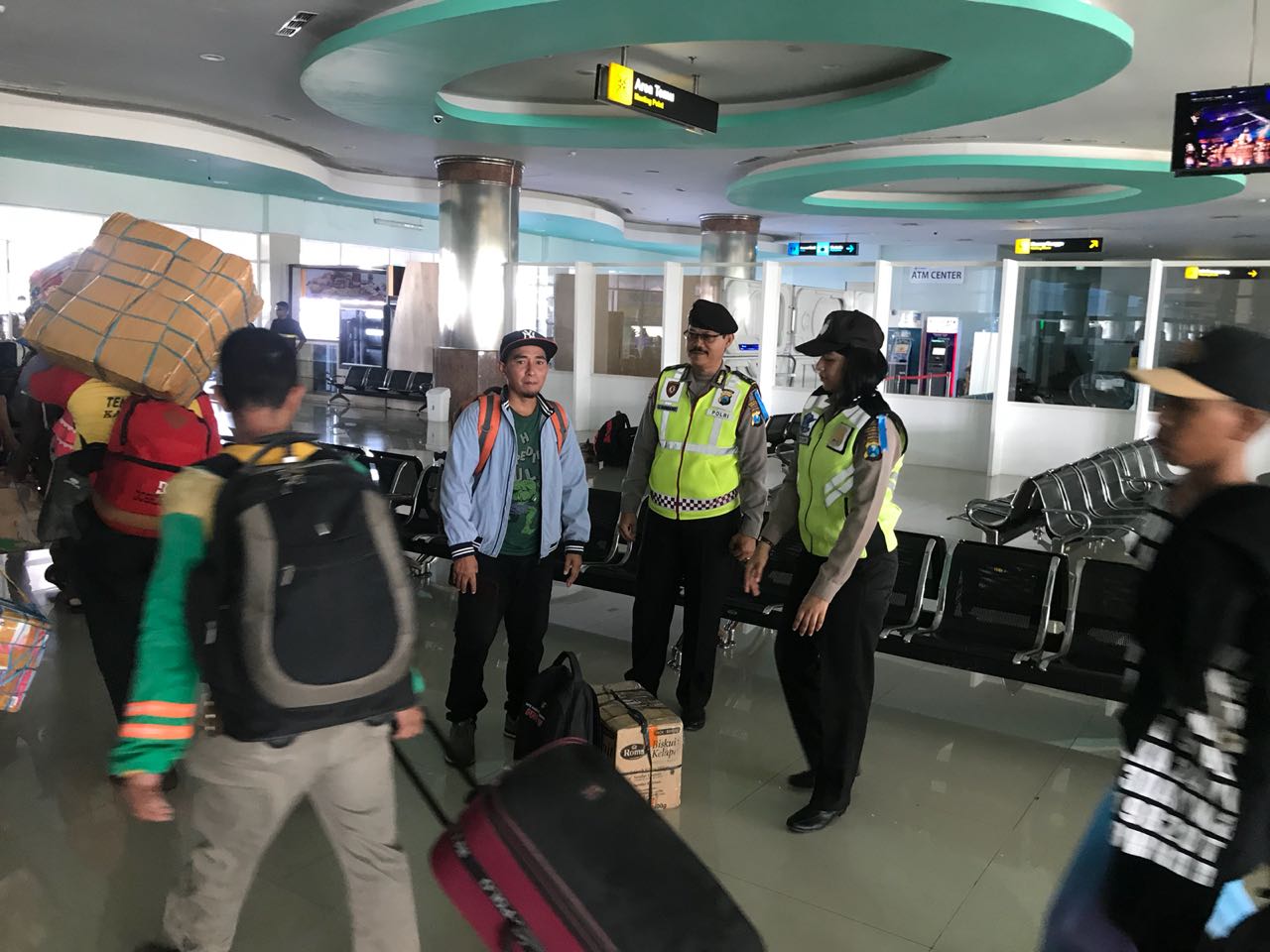 Satsabhara & Personil Polwan Kawal Pemudik Yang Baru Turun Dari Kapal