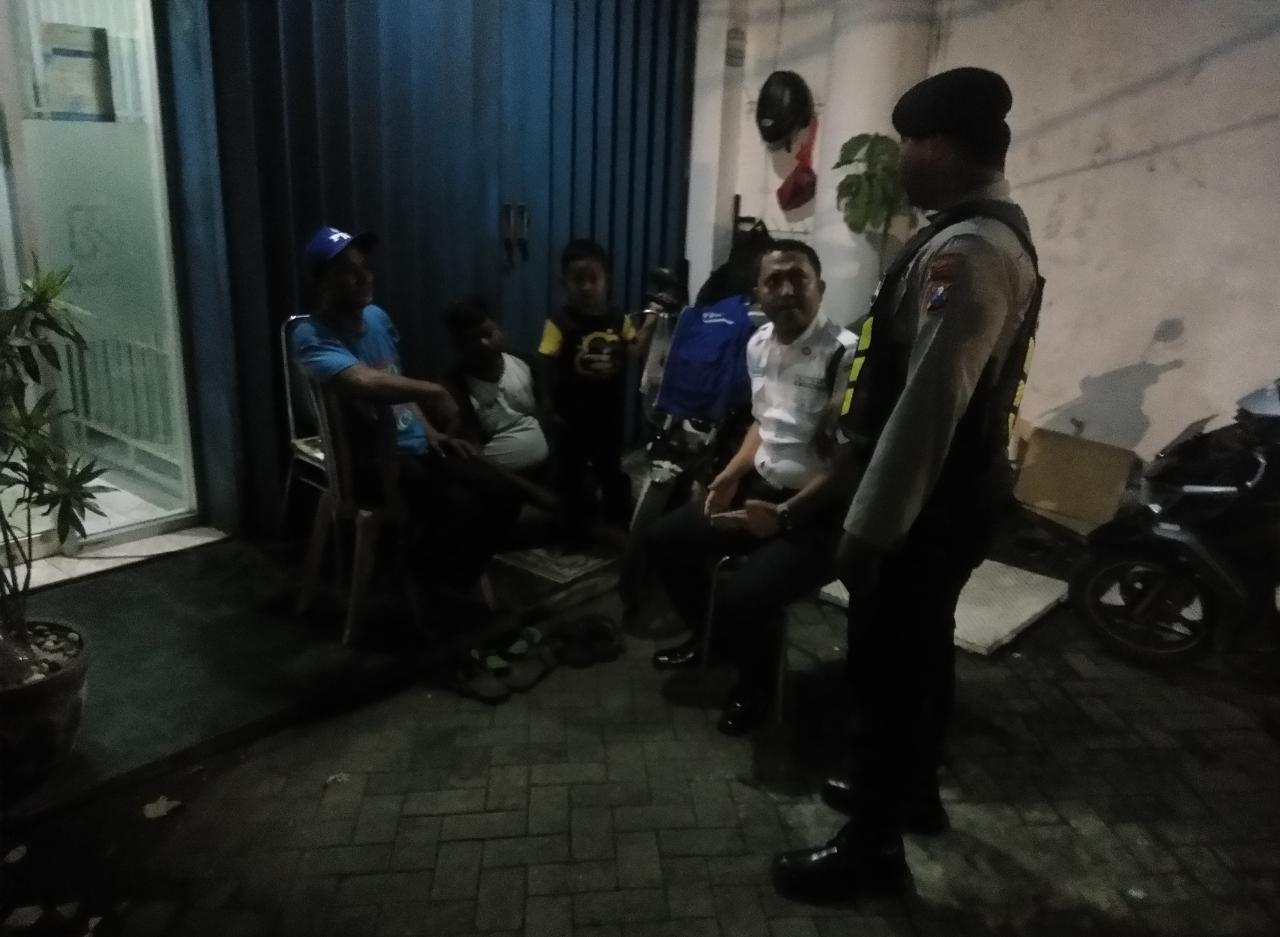 Satsabhara Polres Pelabuhan Tanjung Perak Patroli Pertokoan, Titip Pesan Waspada Orang Tak Dikenal