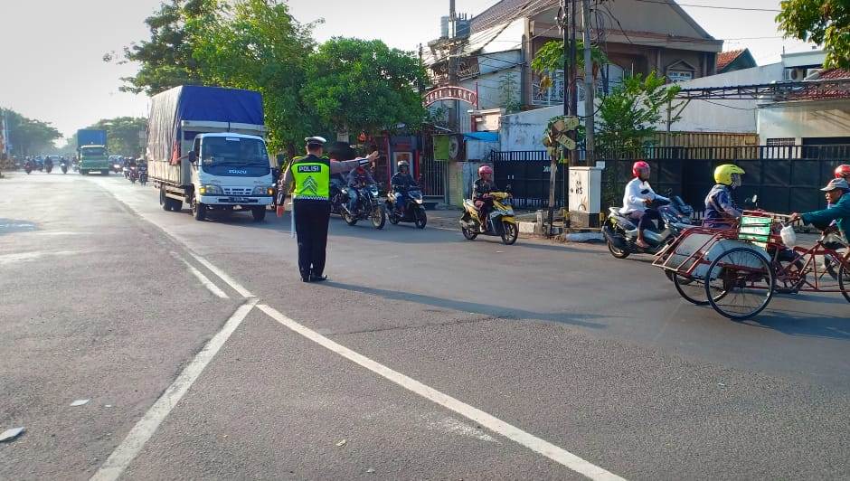 Satlantas Polres Tanjung Perak Berikan Pelayanan Lewat Pengaturan Pagi