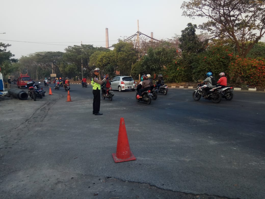 Berikan Pelayanan Masyarakat, Satlantas Polres Tanjung Perak Lakukan Pengaturan