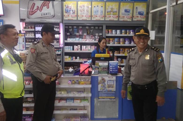 Patroli Malam di Mini Market, Polsek Asemrowo Sampaikan pesan Waspada 3C