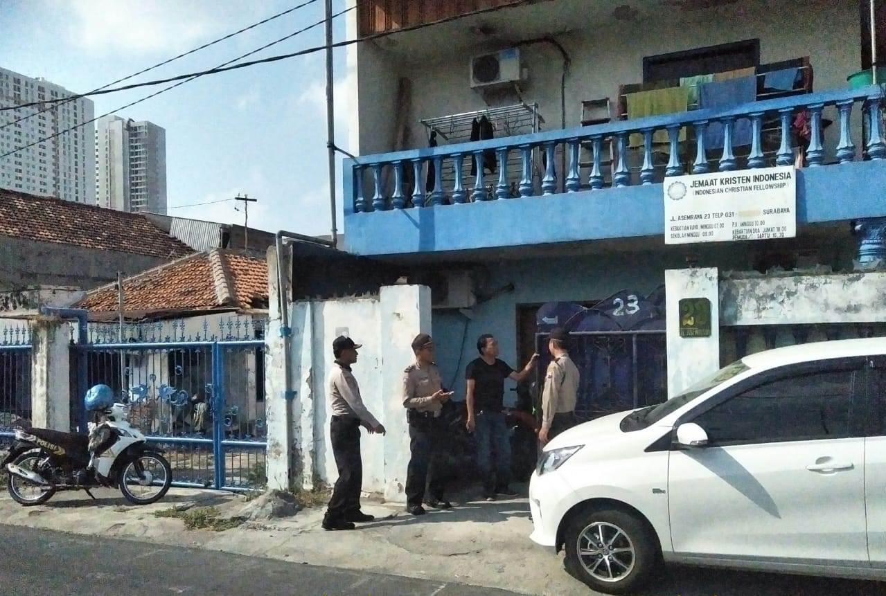 Polsek Asemrowo Kawal Kebaktian Minggu di Rumah Ibadah Mess Panen Raya